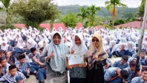 Bangga! Siswi MTsN 1 Sijunjung Raih Juara OMI Tingkat Kabupaten Sijunjung Tahun 2025, Terima Piagam dan Penghargaan Khusus