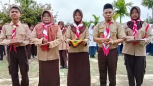 Kepala Madrasah Tri Helmi Lantik Penggalang MTsN 1 Sijunjung