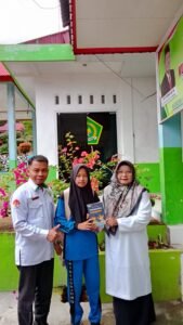 Siswa Berprestasi MTsN 1 Sijunjung, Athaya Zhafira Nayla, Serahkan Buku Karya Inspiratif kepada Kepala Madrasah